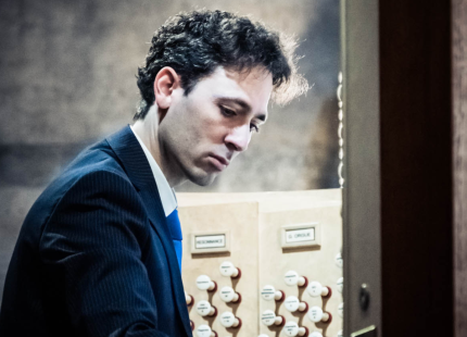 Vincent Dubois plays organ.